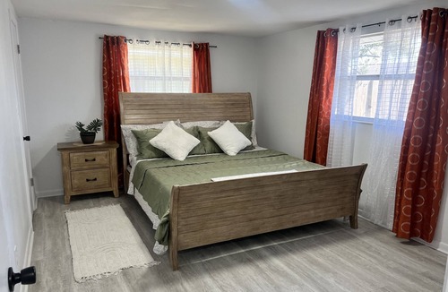 Embassy Hills House | Sunny 3bd home! 10 mins to the beach