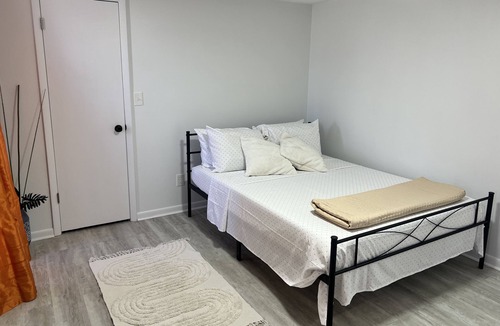 Embassy Hills House | Sunny 3bd home! 10 mins to the beach