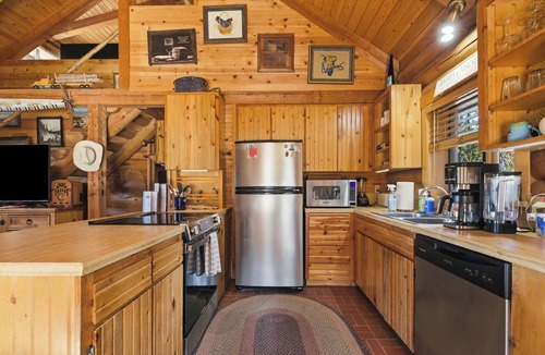 Oregon Water Wonderland Cabin | Sunriver Riverfront Log Cabin With Hot Tub