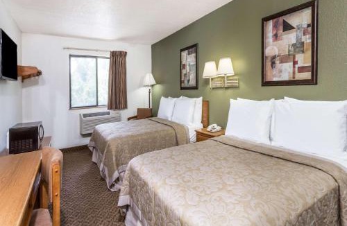 Downtown Hotel | Super 8 by Wyndham Hampton