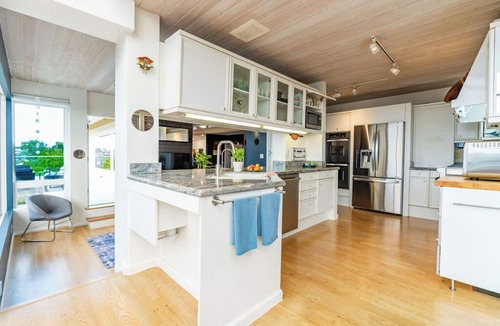 Hidden Valley House | Sweeping Ocean and Coastal Views, Deck and Hot Tub