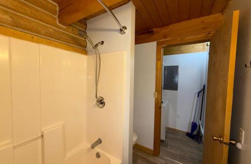 Talkeetna House | Talkeetna Log Cabin with Hot Tub Unit 2