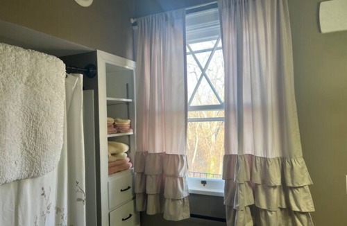 Woodsfield Apartment | The Azalea Room w/Queen Bed