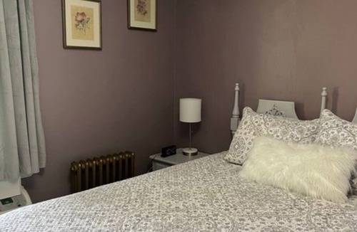 Woodsfield Apartment | The Azalea Room w/Queen Bed
