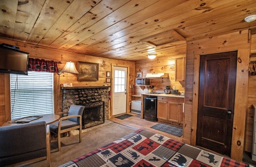 Lincoln Cabin | The Beaver Pond Riverside Getaway at the PEMICABINS