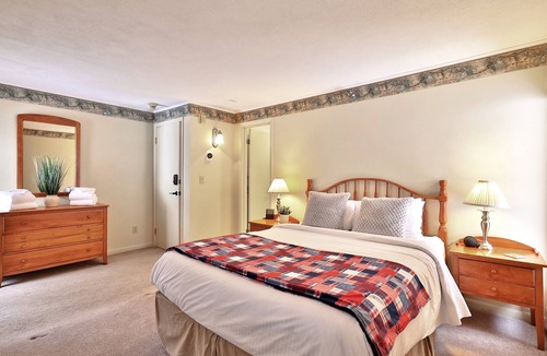 Killington Cabin | The Birch Ridge: 3 Private Guest Rooms w/ensuite bathrooms, WiFI & great shared spaces! Block B