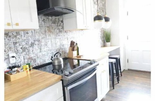 Grandview Heights Apartment | The Broadway Hot Tub Patio King Bed Fast WiFi Near OSU, Victorian Village
