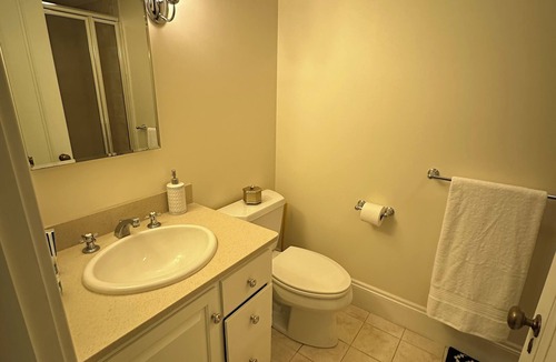 Hanover Apartment | The Bulldog House! Walking Distance to Hanover and Dartmouth! 2 bedroom, 4 beds!