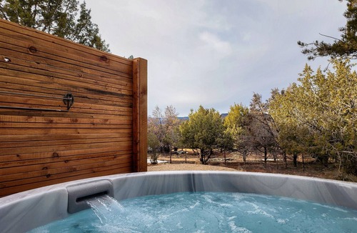 Orderville Cabin | The Bunkhouse | Zion & Bryce | Hot Tub | Fire Pit
