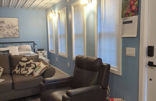 Mount Vernon Apartment | The Coop- Cozy 1-bedroom apartment in peaceful Mount Vernon with AC