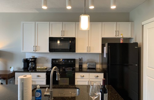 Downtown Columbus Apartment | The Franklinton Flat | No Steps | Garage Parking!