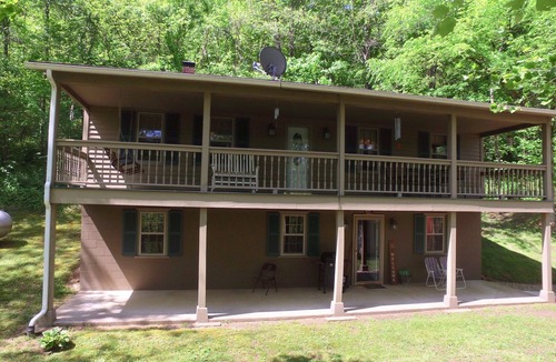 Sharpsburg House | The Hideaway at Buck Ridge. Pet friendly.