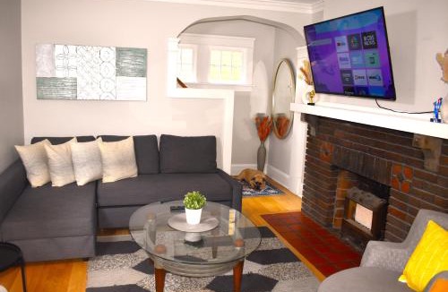 Lakewood House | The House Hotels - Thoreau #3 - Centrally Located in Lakewood - 10 Minutes to Downtown Attractions