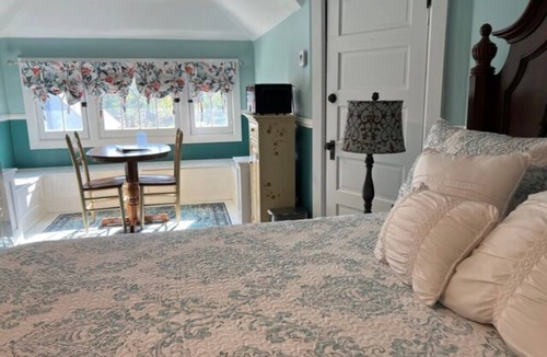 Woodsfield Apartment | The Lilac Room w/King Bed