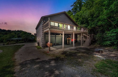 Senecaville Cabin | The Little Cabin | Theater | Sauna | Cold Plunge