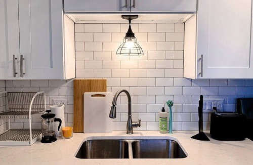 Kamm's Corners Apartment | The MidCentury Modern 5 min to Airport PETS!