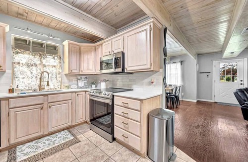 Siloam Springs House | The Oak Cottage- Charming Downtown Retreat in the Heart of Siloam Springs