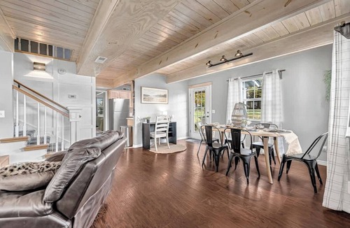 Siloam Springs House | The Oak Cottage- Charming Downtown Retreat in the Heart of Siloam Springs