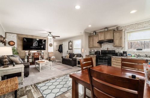 East Fultonham House | The Roseville Ridge Retreat