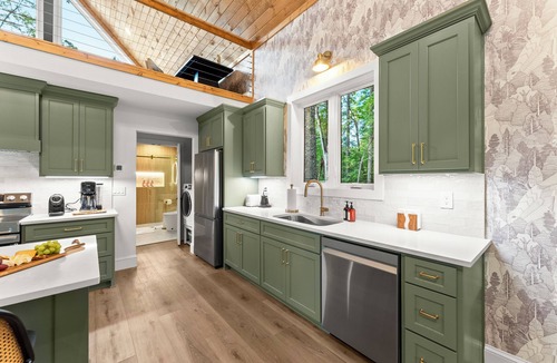 Cleveland Cabin | The Springer Cabin | 37 Acres | Hot Tub | 2 Kings | Pickleball | Mountain Views | <30 minutes to Helen | Book Multiple Cabins for Larger Groups
