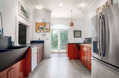 Barnet House | The Stonehill lakeside cottage