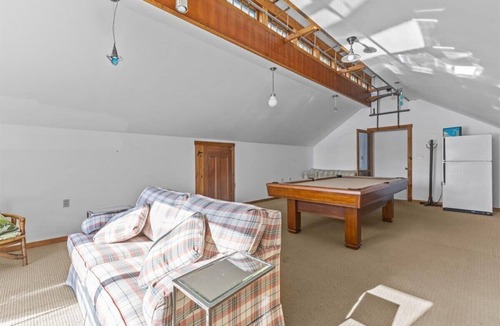 Barnet House | The Stonehill lakeside cottage