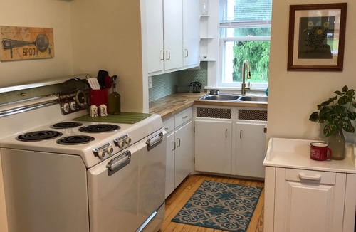 Huntsburg Cottage | The Sunshine Cottage of Chagrin Falls: Monthly Rental +