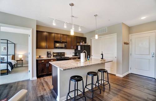 Downtown Columbus Apartment | The Urban Oasis | Garage Parking | Walk-In Shower