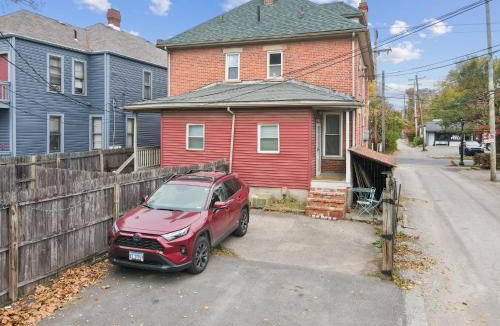 Downtown Columbus House | The Village Townhouse - 5 BR