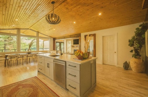 L'Amable Cottage | THE WOLF’S DEN - Modern Lakefront Cottage