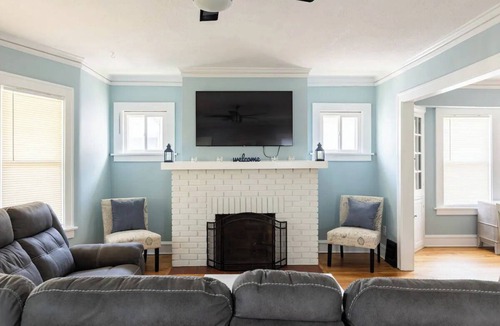 Lakewood Apartment | Three bedrooms- 3 queen sized beds and one large sectional