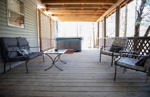 Old Washington Cottage | Timberline Cabins - Dogwood Cottage - Hot Tub, Fireplace