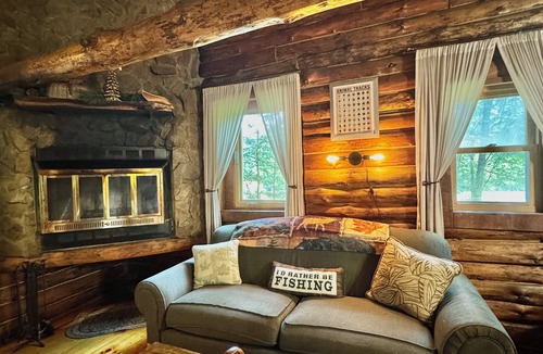 Old Washington Cabin | Timberline Cabins - The Richmond Cabin - Hot tub, Pets, WiFi, Fireplace