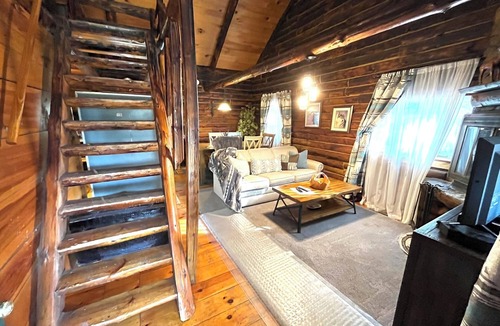 Old Washington Cabin | Timberline Cabins - The Wilmington Cabin - Hot tub, WiFi, Pets, Fireplace
