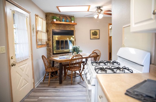 Old Washington Cottage | Timberline Cabins - The Pinewood Cottage - Hot tub, Fireplace, Pets