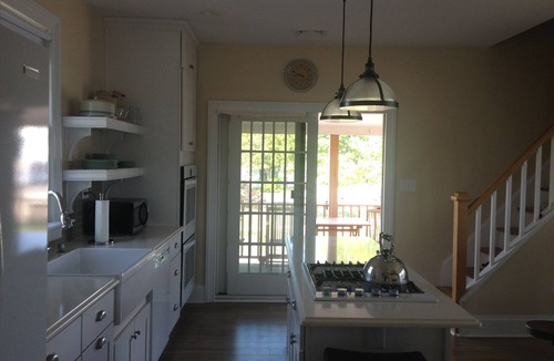 Avon House | Timeless “Bay Header” two blocks from the beach.