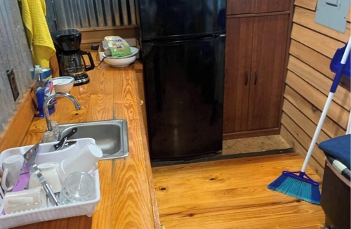 Casar Cabin | Tiny home near SOUTH MOUNTAIN STATE PARK. ONE MILE FROM BROAD RIVER