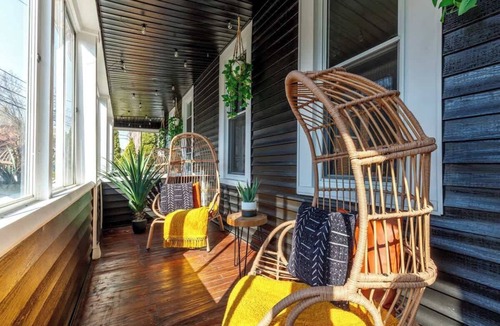 Italian Village House | Top Rated - CLEAN - Parking Free - PRIME Location