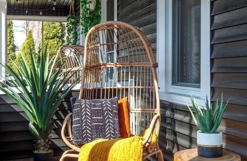 Italian Village House | Top Rated - CLEAN - Parking Free - PRIME Location
