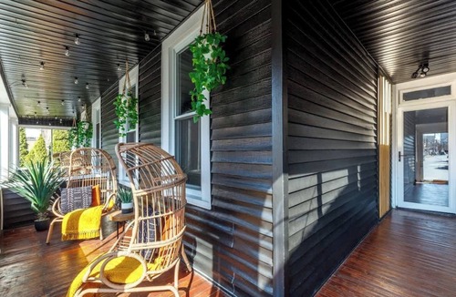 Italian Village House | Top Rated - CLEAN - Parking Free - PRIME Location