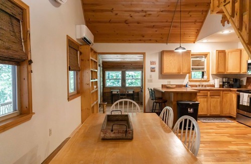 Mountain View Cabin | Tranquil Mountainside Cabin in Charming Mountain View with AC