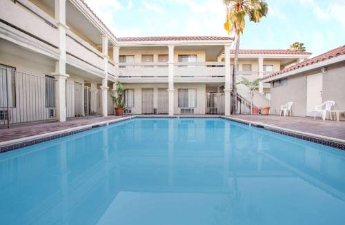 Downtown Hotel | Travelodge by Wyndham Costa Mesa Newport Beach Hacienda