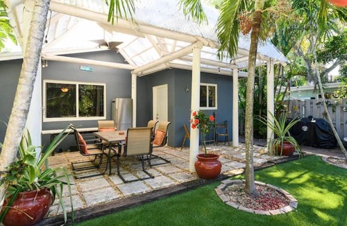 River Oaks House | Tropical Peacock Villa with big backyard
