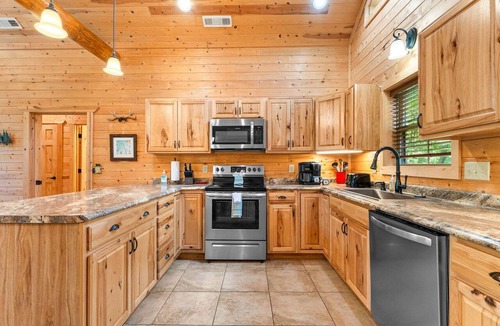 Ridgedale Cabin | True Log Cabin near Thunder Ridge Nature Arena-Private Hot Tub-Billiards-Free Attraction Tickets