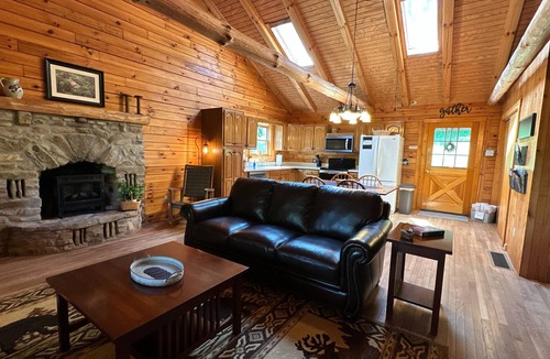 Logan Cabin | "Unto the Hills" Scenic and quiet cabin in Hocking Hills on 5 acres with a pond