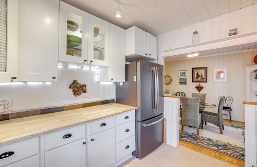 Lynn Cottage | Unwind Fireside & Walk to Dtwn! Tyron Retreat
