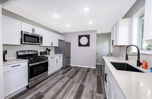 Bedford Heights House | Updated & Spacious Ranch with Yard