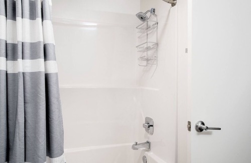 Wilburton Apartment | Upscale Bellevue Studio w/ Rooftop & W/D, nr Shopping, by Blueground