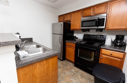 Coliseum Central Apartment | Urban Chic Modern Living I w/d I Parking I Pool