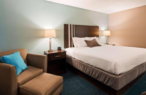 Blaine House | Vacation is Calling! Free Breakfast, Free Parking, Indoor Pool, Close to Oglebay